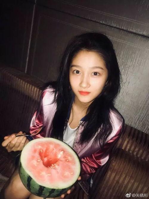 美女吃石头瓜图片视频大全,美女品尝神秘石头瓜，视觉盛宴大揭秘