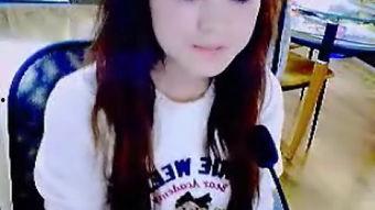 美女吃雪瓜雪糕视频,美女品尝雪瓜雪糕，甜蜜瞬间尽收眼底