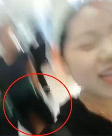 吃瓜被踹好几脚视频,现场视频引发热议