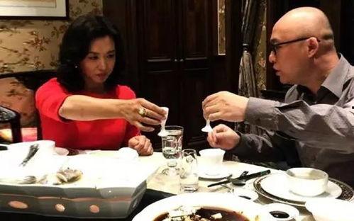 父子俩吃瓜喝酒视频,共享瓜酒，温馨瞬间