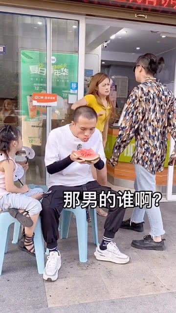 吃瓜群众夫妻吵架事件视频,吃瓜群众围观，矛盾升级引热议