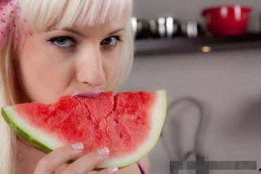 美女在西瓜地吃瓜视频,美女西瓜地畅享美味瞬间